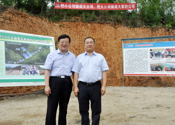 15.中央統(tǒng)戰(zhàn)部副部長、全國工商聯(lián)黨組書記、常務副主席徐樂江與林印孫總裁在貴州織金正邦扶貧基地親切合影.jpg